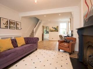 Pass the Keys Cheerful Roomy 6 Sleeper in Central Windsor with Garden photo 1