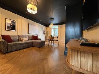 STAY IN STYLE OPPOSITE WINDSOR CASTLE & free parking photo 1