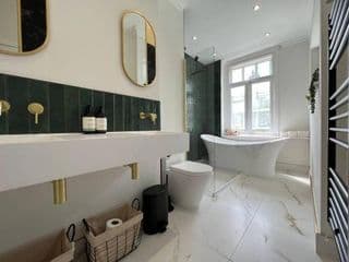 STAY IN STYLE OPPOSITE WINDSOR CASTLE & free parking photo 2