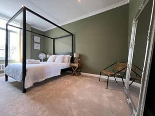 STAY IN STYLE OPPOSITE WINDSOR CASTLE & free parking photo 3