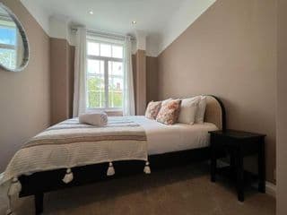STAY IN STYLE OPPOSITE WINDSOR CASTLE & free parking photo 4