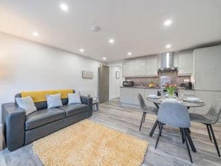 Modern 1st Floor Apartment in Windsor Town Centre photo 4