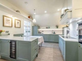 Stylish 2 Bed/2 Bath Flat In The Heart Of Windsor photo 1