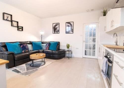SPACIOUS 3 Bed APARTMENT WITH EN-SUITES & PARKING!