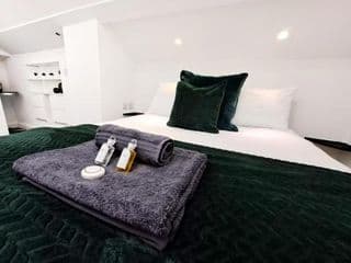 SPACIOUS 3 Bed APARTMENT WITH EN-SUITES & PARKING! photo 2