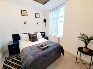 SPACIOUS 3 Bed APARTMENT WITH EN-SUITES & PARKING! photo 3