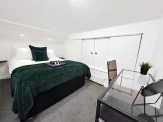 SPACIOUS 3 Bed APARTMENT WITH EN-SUITES & PARKING! photo 4
