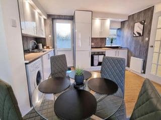 COSY 2 Bed APARTMENT NEARBY TRAIN STATION! photo 1
