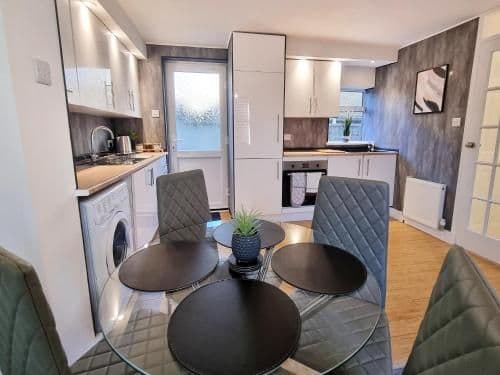COSY 2 Bed APARTMENT NEARBY TRAIN STATION!