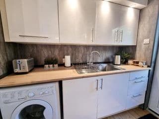 COSY 2 Bed APARTMENT NEARBY TRAIN STATION! photo 2