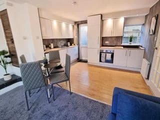 COSY 2 Bed APARTMENT NEARBY TRAIN STATION! photo 3