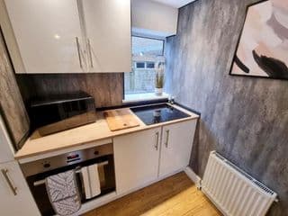 COSY 2 Bed APARTMENT NEARBY TRAIN STATION! photo 4