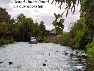 Double Bedroom with Private Bathroom Near Grand Union Canal w Optional 4 Single Sofa Beds in TV Lounge for Family Stays photo 2