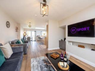 The Oaklands - Luxury spacious 6-bed, near Solihull, Birmingham City, JLR, NEC, Airport, Resorts World, HS2 photo 1