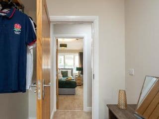 The Oaklands - Luxury spacious 6-bed, near Solihull, Birmingham City, JLR, NEC, Airport, Resorts World, HS2 photo 3