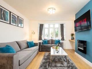 Treetops House -Luxury modern 4-bed, sleeps 10 -Solihull, JLR, NEC, Resorts World, Birmingham Airport, HS2 photo 1
