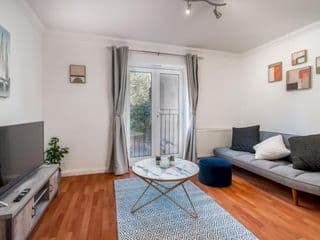 Pass the Keys Stylish Cosy and Central 1 Bed Flat with Parking photo 1
