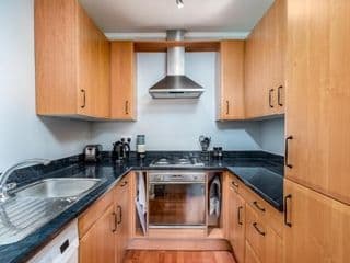 Pass the Keys Stylish Cosy and Central 1 Bed Flat with Parking photo 3