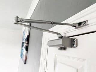 Newly Refurbished 2 Bedroom Flat - Long stays AVL photo 2