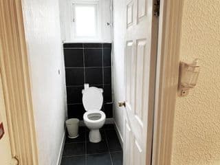 Newly Refurbished 2 Bedroom Flat - Long stays AVL photo 3