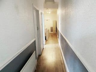 Newly Refurbished 2 Bedroom Flat - Long stays AVL photo 4