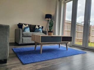 Cheerful 4-bed townhouse with free parking photo 1