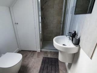 Cheerful 4-bed townhouse with free parking photo 2