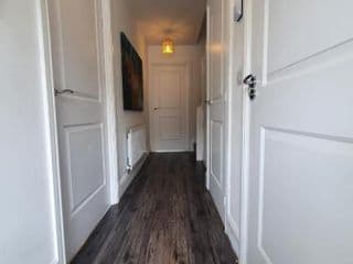 Cheerful 4-bed townhouse with free parking photo 3