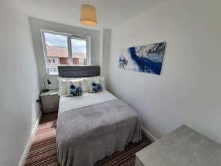 Cheerful 4-bed townhouse with free parking photo 4