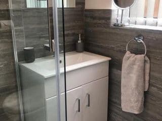 2 Bedroom Luton Townhouse photo 3