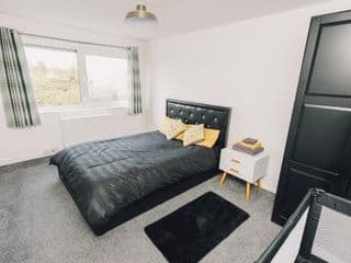 Luxe Spacious & Centralised 2 Bed Luton Apartment - Free Private Parking - Fast Wi-Fi - Near LTN Airport & L&D Hospital photo 1