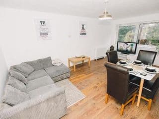 Luxe Spacious & Centralised 2 Bed Luton Apartment - Free Private Parking - Fast Wi-Fi - Near LTN Airport & L&D Hospital photo 2