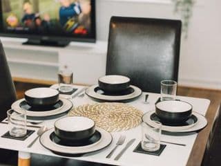 Luxe Spacious & Centralised 2 Bed Luton Apartment - Free Private Parking - Fast Wi-Fi - Near LTN Airport & L&D Hospital photo 3