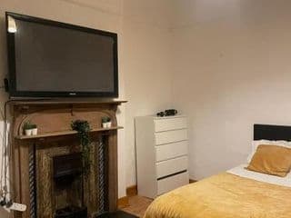 Great Value Bedroom Fern 1 photo 3