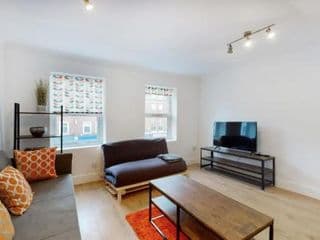 Modern split level 1 bedroom flat in Aldgate photo 1
