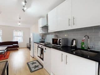 Modern split level 1 bedroom flat in Aldgate photo 3