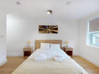 Modern split level 1 bedroom flat in Aldgate photo 4