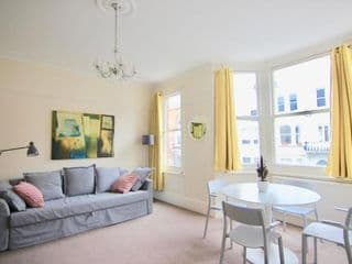 Spacious Bright 1 Bed Flat in Fulham by the Thames photo 1