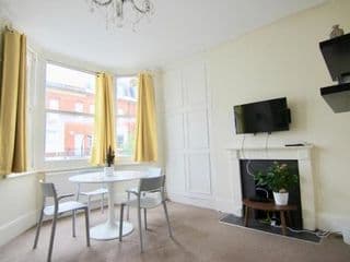 Spacious Bright 1 Bed Flat in Fulham by the Thames photo 4