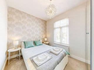 Stylish 2bed2bath flat 4min from tube station photo 2