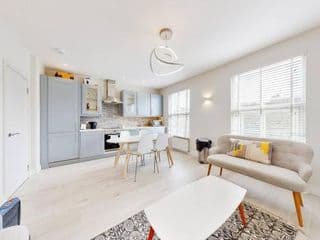 Stylish 2bed2bath flat 4min from tube station photo 3