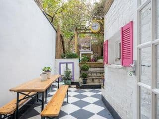 Stylish 1-bed flat with private courtyard in Shepherd's Bush, West London photo 1