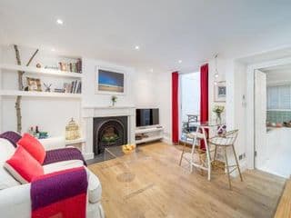 Stylish 1-bed flat with private courtyard in Shepherd's Bush, West London photo 2