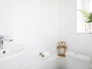 Stunning and Spacious 4 Bed Apr next to BrickLane photo 2