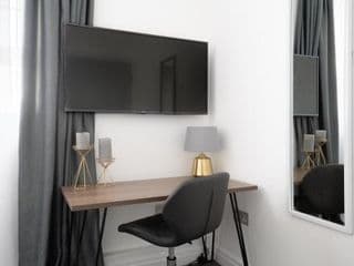 Stunning and Spacious 4 Bed Apr next to BrickLane photo 3