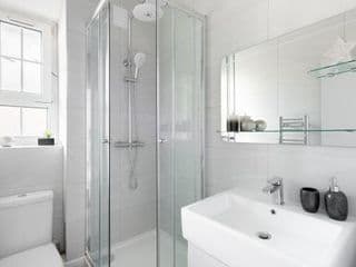 Stunning and Spacious 4 Bed Apr next to BrickLane photo 4