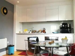 Modern, bright & airy Double Bedroom with EnSuite in Zone 2! photo 2