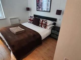 Modern, bright & airy Double Bedroom with EnSuite in Zone 2! photo 4