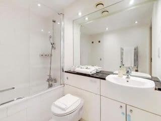 Two bed Apartment by London Docklands photo 3