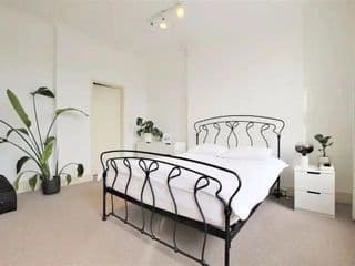 Walk to London Bridge En Suite Apartment with Kitchen photo 1